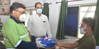 बालको अस्पताल के मरीजों को फल वितरण