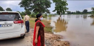 कोरबा तहसील के दूरस्थ ग्रामीण क्षेत्रों में पहुंची कलेक्टर, लिया अतिवृष्टि से हुई क्षति का जायजा