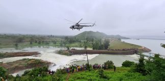 खूंटा घाट के तेज़ बहाव में फंसे युवक को वायु सेना ने किया रेस्क्यू