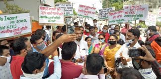 लॉकडाउन में फीस वसूली में निजी स्कूलों की मनमानी के खिलाफ पालकों ने निकाली संकेतात्मक शव यात्रा निकाली