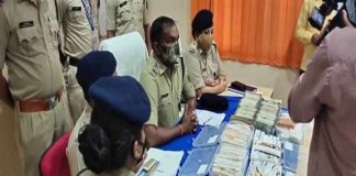 कार से बॉर्डर पार ले जा रहे थे सवा 2 करोड़ का सोना और 32 लाख कैश, तीन गिरफ्तार