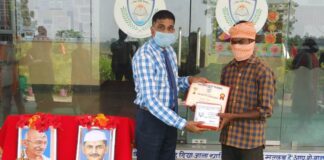 गाँधी जयंती के अवसर पर इंडस पब्लिक स्कूल द्वारा स्वक्षता क्रांति हेतु सफाई मित्रों को किया गया सम्मानित