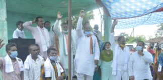 गौरेला पेंड्रा में जयसिंह अग्रवाल जी ने जमीन में बैठकर सुनी ग्रामीणों की समस्या