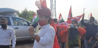 महबूबा के बयान पर BJP कार्यकर्ताओं का हंगामा, जम्मू में PDP दफ्तर पर फहराया तिरंगा