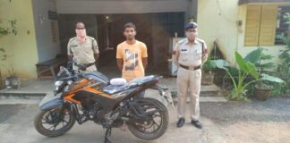 दो पहिया वाहन में गांजा की तस्करी करते एक युवक चढ़ा पुलिस के हत्थे