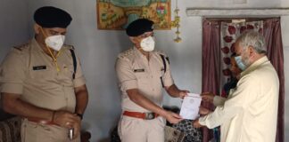 शहीद परिवार के परिजनों को उप पुलिस अधीक्षक रामगोपाल करियारे द्वारा किया गया सम्मान..