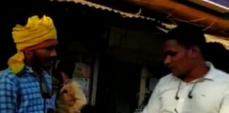 भरे चौराहे में खुलेआम पैसे की मांग कर रहा पटवारी!