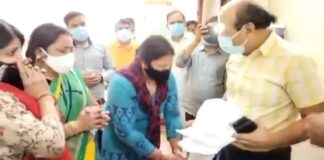 नोएडा: रेमडेसिविर के लिए पैर पकड़ गिड़गिड़ाती रहीं महिलाएं, CMO बोले- दोबारा आई तो जेल भिजवा देंगे!