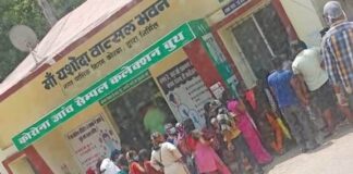 ऐसे कैसे थमेगा कोरोना? जिला अस्पताल कोरबा में कोविड-19 जांच करवाने आये लोग नहीं कर रहे सोशल डिस्टेंसिंग का पालन..