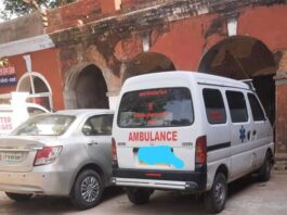 रुक-रुककर हिलती एंबुलेंस को देख डरे लोग, जब हिम्मत करके झांका तो उड़ गए सभी के होश