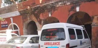 रुक-रुककर हिलती एंबुलेंस को देख डरे लोग, जब हिम्मत करके झांका तो उड़ गए सभी के होश