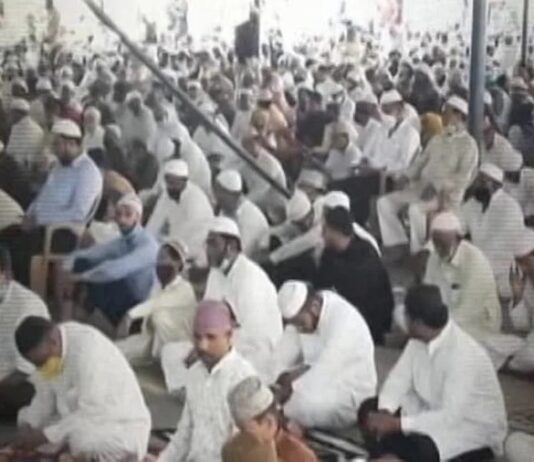 सुधर ही नहीं रहे लोग, नमाज पढ़ने पहुंचे मस्जिद, कोरोना प्रोटोकॉल की उड़ीं धज्जियां..
