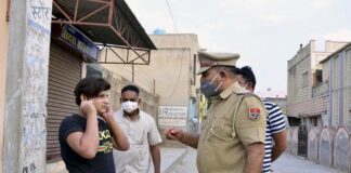 लॉकडाउन तोड़ जा रहे थे बरात की दावत उड़ाने, पुलिस ने सड़क पर लगवाई उठक-बैठक..