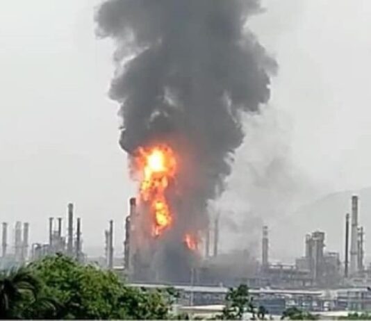 विशाखापत्तनम के HPCL प्लांट में धमाके के बाद लगी आग, दमकल विभाग की गाड़ियां मौके पर पहुंचीं..