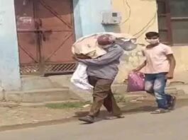 रुला देने वाला वीडियो, बेटे का शव कंधे पर लेकर पैदल चला पिता, किसी ने नहीं की मदद..