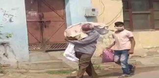 रुला देने वाला वीडियो, बेटे का शव कंधे पर लेकर पैदल चला पिता, किसी ने नहीं की मदद..