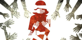 युवती से छेड़छाड़ करना पड़ा महंगा, भरी पंचायत में पैर छूकर मांगनी पड़ी माफी, वीडियो वायरल