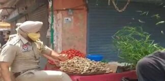 सब्जी बेचने वाले को पीटने के बाद पुलिस ने नाले में फेंक दी सब्जी, वायरल हुआ वीडियो..