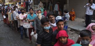 महापौर ने दुकान खुलवाकर देर रात तक जरूरतमंदों को दिलाया राशन