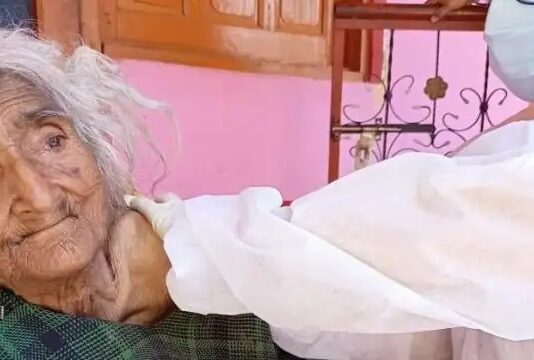 कश्मीर में 124 साल की बुजुर्ग महिला ने ली वैक्सीन की पहली डोज