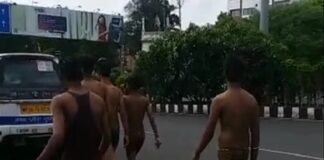 लॉकडाउन का उल्लंघन करने पर नाबालिग लड़कों का चड्डी में निकाला जुलूस