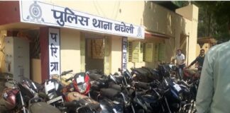 छत्तीसगढ़: पुलिस ने चोरी की मोटरसाइकिल को बेचते हुए आरोपी को रंगे हाथ पकड़ा