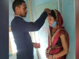चलती ट्रेन में टॉयलेट के सामने शादीशुदा महिला की मांग में प्रेमी ने भरा सिंदूर, फोटो वायरल