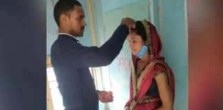 चलती ट्रेन में टॉयलेट के सामने शादीशुदा महिला की मांग में प्रेमी ने भरा सिंदूर, फोटो वायरल