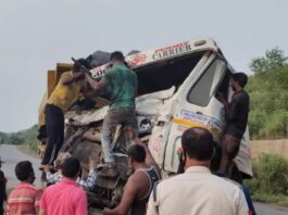 छत्तीसगढ़: कोयला लदे 2 ट्रेलरों में जोरदार टक्कर, ऐसे बची 2 लोगों की जान