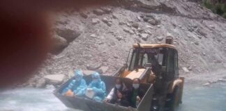 JCB में बैठकर नदी पार करते दिखे कोरोना वॉरियर, तस्वीर हुई वायरल, ट्विटर यूजर्स ने किया सलाम
