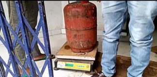 कोरबा: एक महीने चलने वाला रसोई गैस का सिलेंडर 15 दिन के भीतर खत्म…सिलेंडर में पांच किलो पानी भरा निकला…फिर