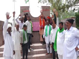 विधायक के आने से पहले किसानों ने किया पार्क का उद्घाटन, शिलान्यास पत्थर से हटाया MLA का नाम