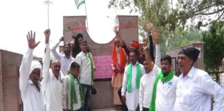 विधायक के आने से पहले किसानों ने किया पार्क का उद्घाटन, शिलान्यास पत्थर से हटाया MLA का नाम