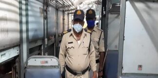 इंदौर से बिलासपुर जा रही नर्मदा एक्सप्रेस में एक युवती का चाकू से गला रेतकर हत्या