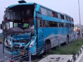 बड़ा हादसा: बस ने खड़े ट्रक में मारी टक्कर, 30 मुसाफिर घायल