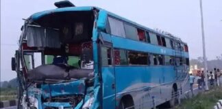 बड़ा हादसा: बस ने खड़े ट्रक में मारी टक्कर, 30 मुसाफिर घायल