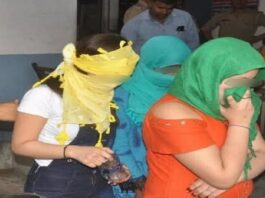 SEX रैकेट खुलासा: ब्यूटी पार्लर के आड़ में चल रहा था देह व्यापार, पुलिस मौके पर पहुंची तो नजारा देख रह गई दंग… तीन लड़कियां सहित चार गिरफ्तार