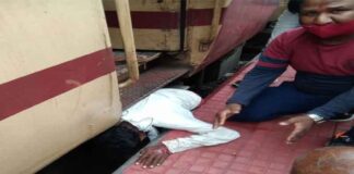 छत्तीसगढ़: रेलवे स्टेशन में मचा हड़कंप, चलती ट्रेन से उतरने के दौरान नीचे गिरा यात्री