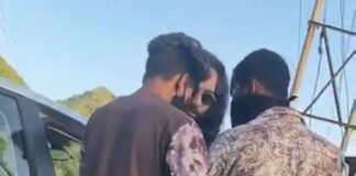 वाह रे कानून का राज! गिड़गिड़ाते रहे युवक-युवती, दिनदहाड़े चाकू की नोक पर हुई लूटपाट, देखें लाइव वीडियो