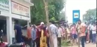 छत्तीसगढ़: जब कांग्रेस नेता ने ही कांग्रेस नेता को बांधकर पीटा, देखें Viral Video