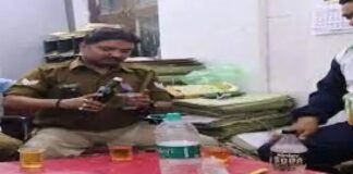एएसएसपी ऑफिस में शराब पार्टी, खुलेआम लड़े जाम से जाम, फिर क्या हुआ