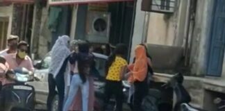 छत्तीसगढ़: युवतियों में लात घूंसे का वीडियो वायरल.. कब कहाँ क्यों कैसे और कौन का सवाल अनुत्तरित..
