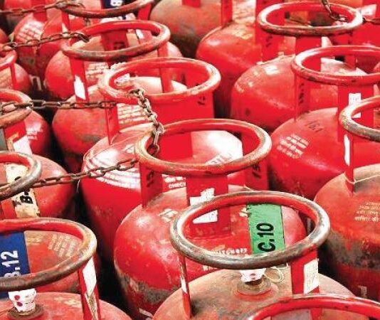 LPG Cylinder: एक बार फिर महंगा हुआ घरेलू सिलेंडर, जानिए आज की कीमत