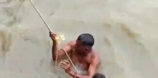 सेल्फी पड़ा भारी: बैलेंस बिगड़ने से समुद्र में गिरी महिला, फोटोग्राफर ने बचाई जान