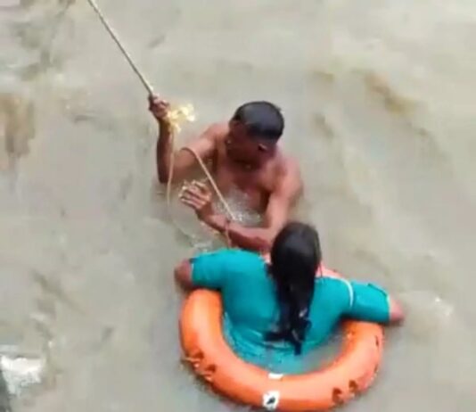 सेल्फी पड़ा भारी: बैलेंस बिगड़ने से समुद्र में गिरी महिला, फोटोग्राफर ने बचाई जान