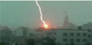 द्वारकाधीश मंदिर पर गिरी आकाशीय बिजली, सिर्फ झंडे को नुकसान