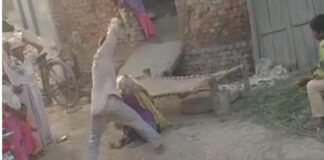 बूढ़ी मां की चप्पल से पिटाई कर रहा था कलयुगी बेटा, वीडियो वायरल होने पर गिरफ्तार