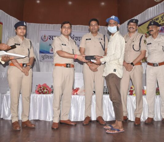 कोरबा पुलिस सायबर सेल की शानदार सफलता.. गुम मोबाईल पुलिस अधीक्षक ने पीडितों को लौटाया..