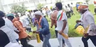 फ्री में पेट्रोल पाने मची होड़: तिरंगा यात्रा में पेट्रोल की लूट, भगदड़ के बाद आपस में ही भिड़ गए बीजेपी कार्यकर्ता