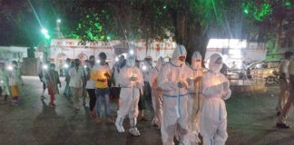 कोरोना योध्दाओं का धरना: कोरोना वॉरियर्स ने PPE किट पहनकर निकाली मशाल रैली, बांटे पंपलेट